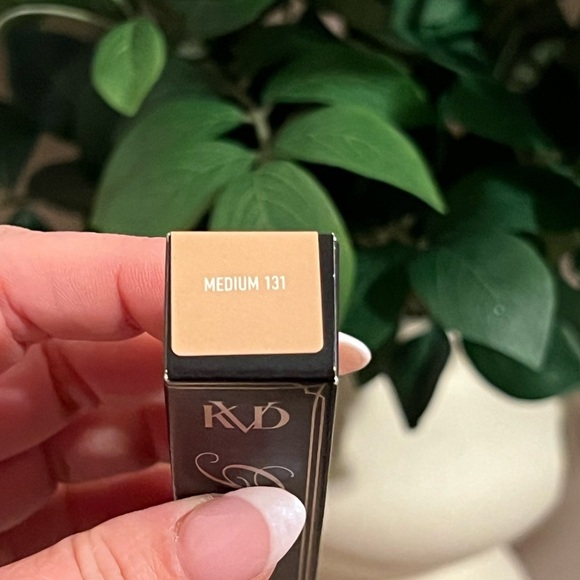 KAT VON D • GOOD APPLE • LIGHT-WEIGHT FULL-COVERAGE CONCEALER MEDIUM 131 - Picture 4 of 5